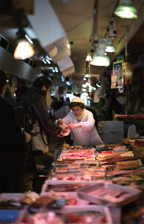 ▲使用餐券兌換後，店家會協助將食材盛上，美味丼飯逐漸完成！　圖：向日遊／提供