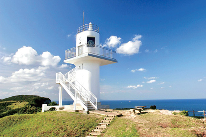 ▲雪白色的大碆鼻燈塔，在晴天下分外耀眼。　圖：平戶觀光協會╱提供