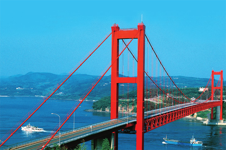 鮮紅色的平戶大橋為平戶市的地標　圖：平戶觀光協會╱提供