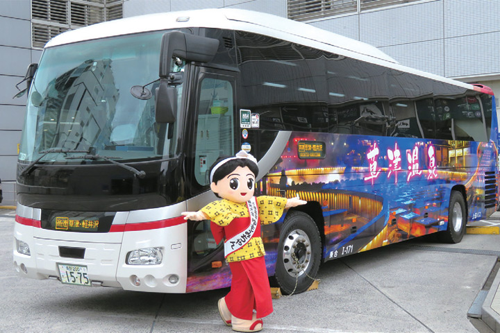▲草津溫泉吉祥物「ゆもみちゃん（湯揉醬）」與彩繪巴士　圖：旬刊旅行新聞╱提供