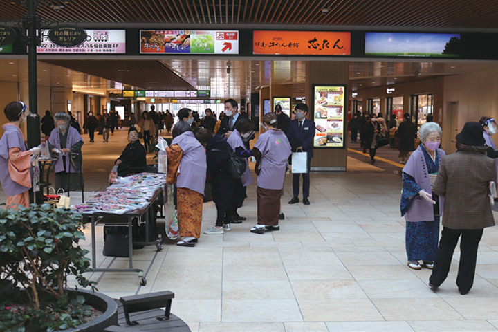 旅館女將們親自出馬，宣傳當地觀光魅力。　圖：旬刊旅行新聞╱提供