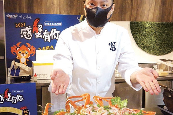 現場請來日本料理名廚王祥富親自示範烹煮料理方法。　圖：記者-王政╱攝