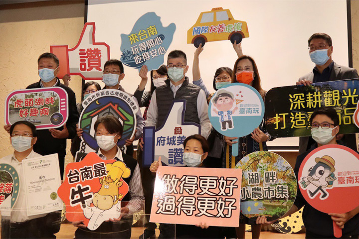 台南運河邊魚市場再推「大海的寶物」藝術牆、「大魚星光牆」,成熱門景點。 圖:臺南市政府觀光旅遊局╱提供
