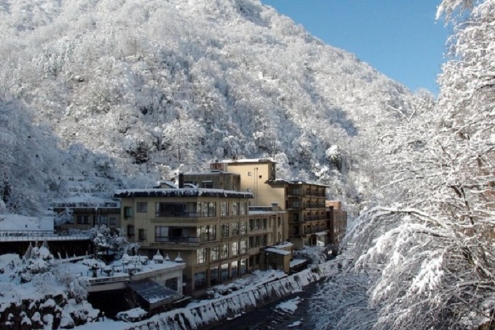 ▲冬季期間的小川溫泉被銀白世界包圍，更是夢幻無比。　圖：富山縣朝日町役場商工觀光課／提供
