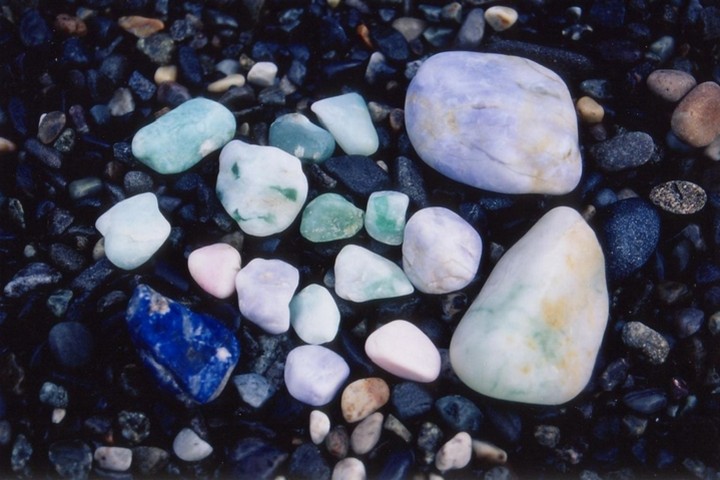 ▲翡翠原石就藏身在蔚藍無比的海岸沿線　圖：富山縣朝日町役場商工觀光課／提供