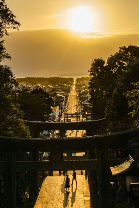 ▲在2月或10月造訪福岡，才能一睹在夕陽中閃閃發亮的「光之道」！