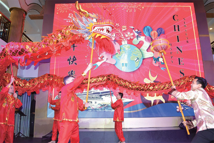 迎合農曆新年，探索夢號特別規劃舞龍舞獅表演。　圖：雲頂郵輪集團╱提供
