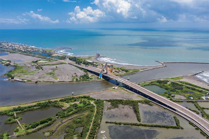 大鵬灣天然特殊的潟湖景觀和生態環境，沿著環灣道路騎乘單車感受漁村風光，或是乘坐灣域內的遊湖船，聽著船上導覽員的動人故事，盡覽潟湖風光。　 圖：大鵬灣國家風景區管理處、屏東觀光圈／提供