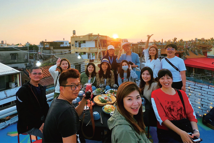 ▲林邊老宅頂樓海鮮辦桌夕陽，晚霞搭配屏東在地新鮮食材，讓林邊漁村氣氛特別浪漫。　圖：屏東觀光圈/提供