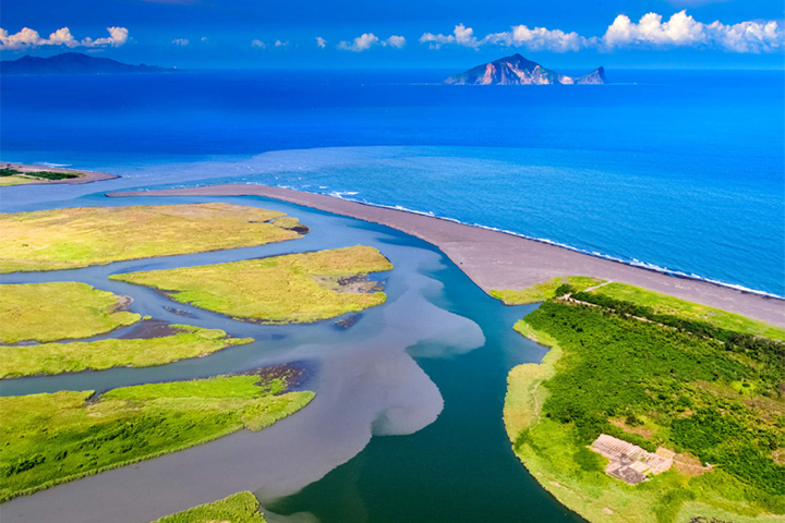 蘭陽烏石港海景酒店，眺望頭城與龜山島景緻。　圖：蘭陽烏石港海景酒店／提供