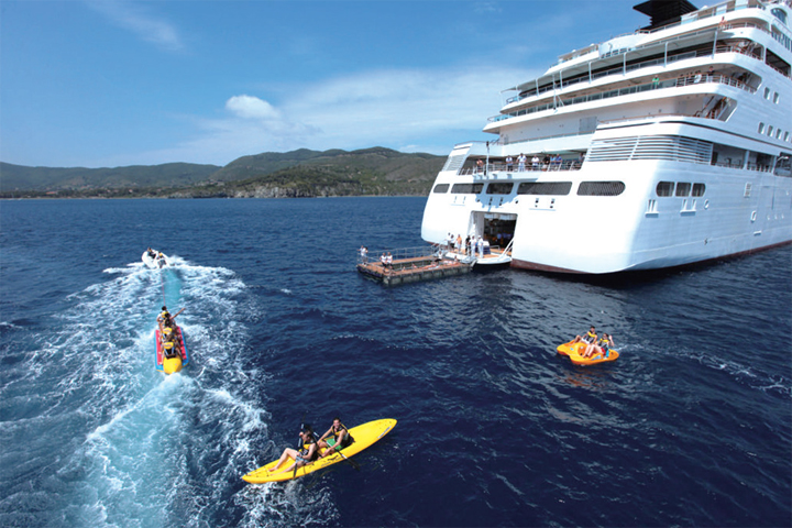 奇寶遊輪讓旅客在海上享受繽紛的水上活動　圖：奇寶遊輪／提供