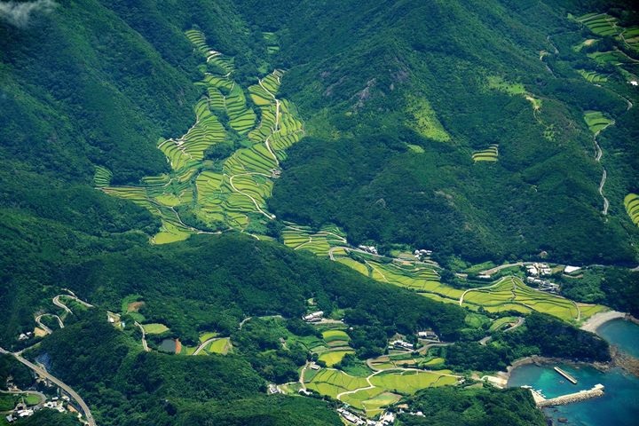 春日集落背對平戶島上最高峰的安滿岳，前方則是廣闊的東海，美麗的梯田風景也值得一訪。　圖：平戶觀光協會/提供