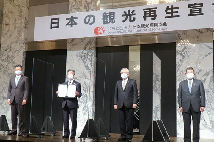 日本觀光振興協會會長山西健一郎（右3）手持觀光再生宣言　圖：旬刊旅行新聞╱提供