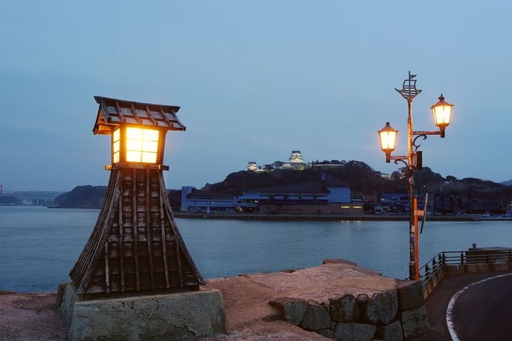 「常燈之鼻」是當時指引荷蘭船隻進港時的明燈，現在仍靜靜佇立在港邊，與平戶城遙望。　圖：平戶觀光協會／提供