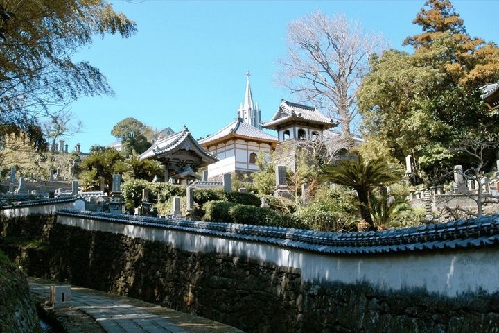 ▲教堂、佛寺由遠而近層層相疊，是敘述平戶歷史最美的風景。　圖：平戶觀光協會／提供