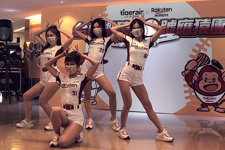 ▲Rakuten Girls在候機室內表演炒熱現場氣氛　圖：台灣虎航╱提供