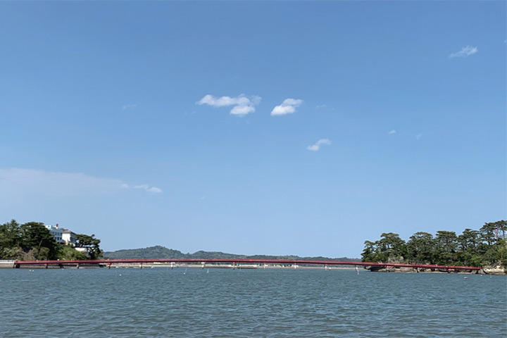 ▲朱紅色的「福浦橋」又名相遇之橋，為祈求良緣的能量景點！　圖：向日遊╱提供