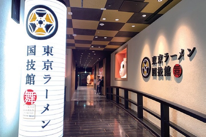 ▲「東京拉麵國技館 舞」位於5樓的中段區域，穿過和風廊道後即可看見。　圖：向日遊／提供