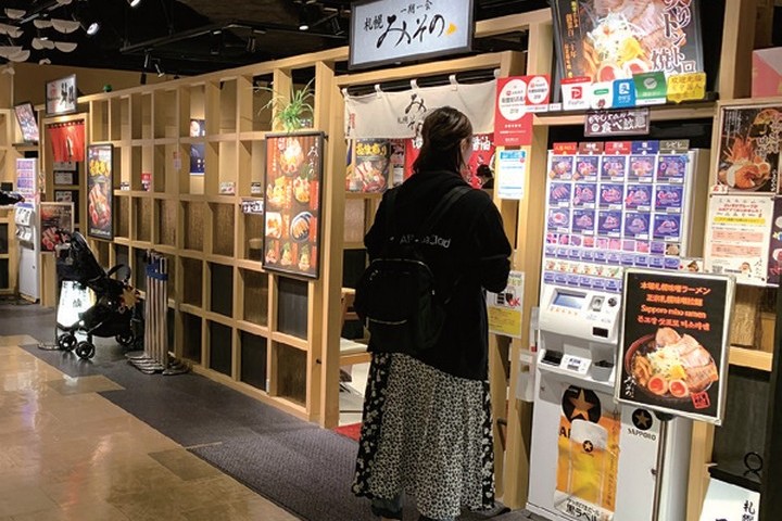 ▲6大名店一齊爭霸！店外設有食券販賣機，就算看不懂日文，遊客也能輕鬆看圖點餐。　圖：向日遊／提供