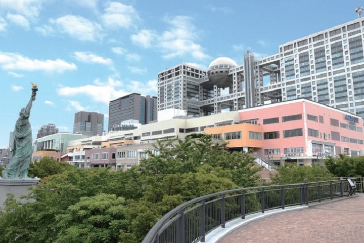 「AQUA CiTY台場」與列車站相接，也鄰近水上巴士下船處，身後為富士電視台。　圖：向日遊／提供