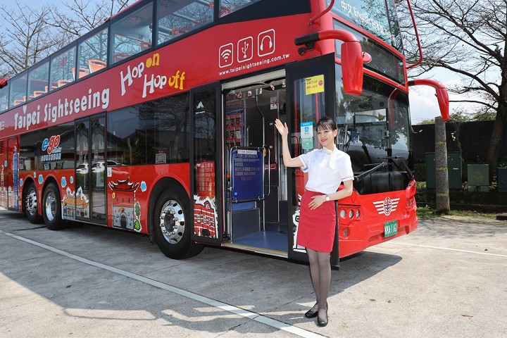 高知名度的雙層觀光巴士正式駛進新北市、前進北海岸，提供市場更多元的選擇。　圖：e-go台灣租車旅遊集團╱提供