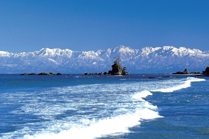 ▲自雨晴海岸遠眺，海平面的盡頭富山灣與立山連峰彷彿相連著，景象非常美麗。　圖：向日遊╱提供