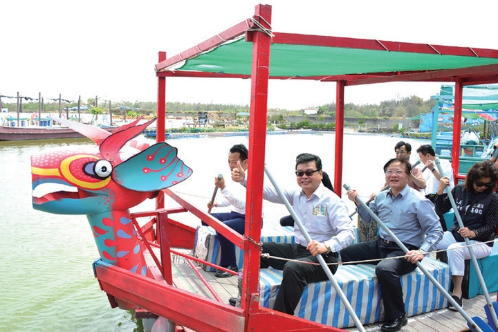 ▲「養嘉湖口」幸福公車可前往嘉義東石向禾休閒漁場（蔡牽海盜村），旅客們可以體驗海盜划船、撈海菜及烤鮮蚵的樂趣。　記者-王政╱攝