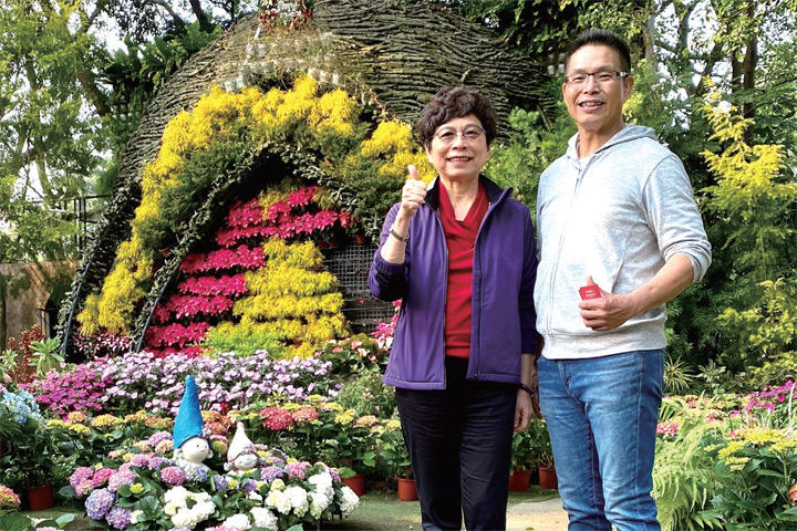 （左起）台灣旅遊交流協會理事長賴瑟珍、花露休閒農場主人陳基能。　記者-張偉浩／攝