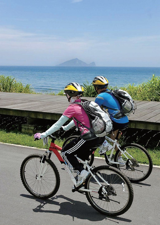 ▲宜蘭濱海自行車道，遠眺龜山島的千變萬化。　圖：東北角暨宜蘭海岸國家風景區管理處╱提供