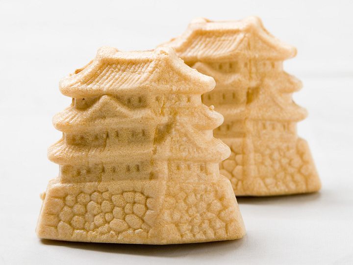 ▲日本經典甜點「最中」被做成平戶城造型，美味與有趣兼具，做為旅行伴手禮也相當合適。　圖：平戶觀光協會／提供