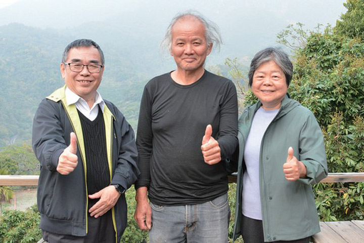 （左起）西拉雅國家風景區管理處處長許主龍、大西拉雅觀光圈聯盟副盟主郭雅聰與夫人　圖：大鋤花間╱提供