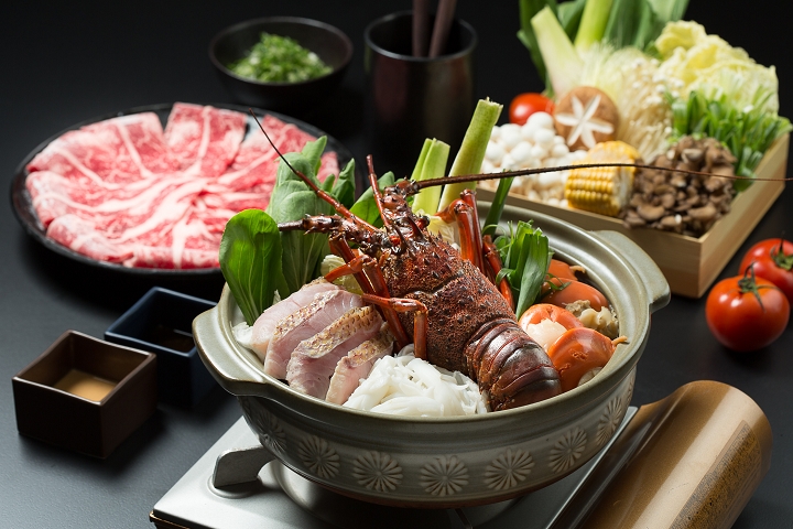 ▲眾所期待的母親節大餐「龍蝦海陸雙主餐鍋物」，犒賞媽咪平日的辛勞。　圖：礁溪晶泉丰旅╱提供