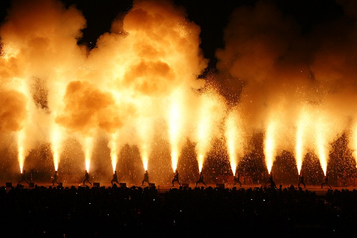 每年9月的炎之祭典上，一字排開的手筒花火施放景象令人震撼。　圖：愛知縣東三河廣域觀光協議會／提供