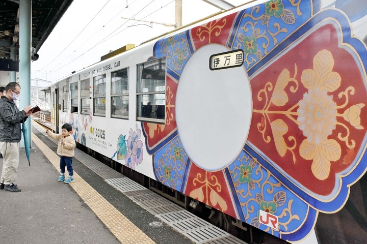 佐賀有田燒花紋躍上列車！肥前窯業圈彩繪列車亮相