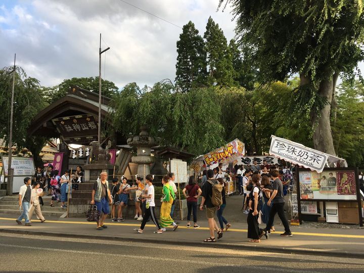 ▲越靠近傍晚祭典開演前，逛街的人潮越多。　圖：記者-張語柔/攝