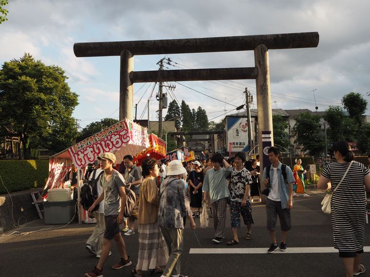 ▲在櫻山神社吃飽喝足後，直走正前方參道、穿越數個鳥居就能看到主會場中央通。　圖：記者-張語柔/攝