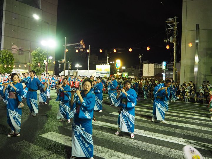 ▲路線中段不像起點有高掛的燈籠與眾多樹木遮蔽，視野更廣。　圖：記者-張語柔/攝