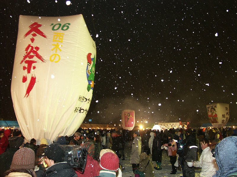 ▲在降雪的夜裡放天燈格外浪漫呢！　圖：秋田縣觀光連盟／提供