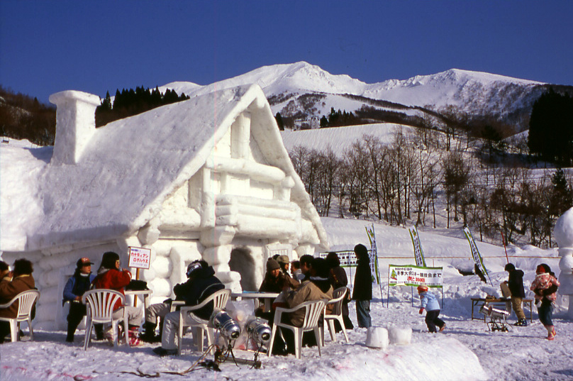 ▲在白雪做成的山中小屋前喝一杯熱飲吧！　圖：秋田縣觀光連盟／提供