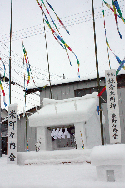 ▲每年竹打祭家家戶戶門前都會掛上五彩天筆。　圖：秋田縣觀光連盟／提供