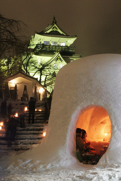 ▲以橫手城為背景的雪屋更增添浪漫氣氛。　圖：秋田縣觀光連盟／提供