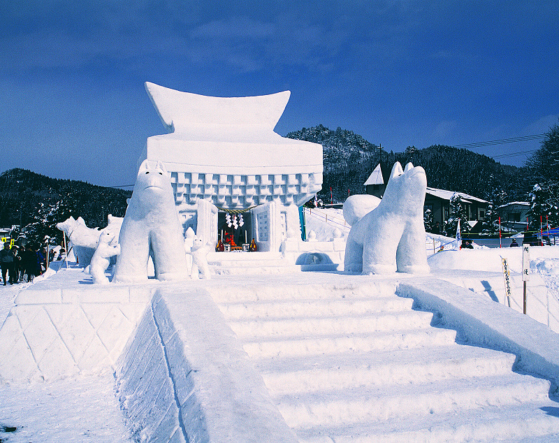 ▲壯觀的雪祭堂前站著威風凜凜的犬子雪雕。　圖：秋田縣觀光連盟／提供