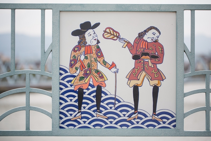 ▲相生橋上的荷蘭人圖像彩繪瓷器。  圖：元氣佐賀/提供