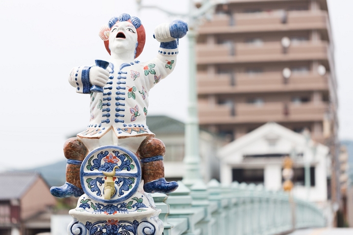 相生橋的欄杆上有著跨坐酒樽的荷蘭人形陶像，栩栩如生。   圖：元氣佐賀/提供