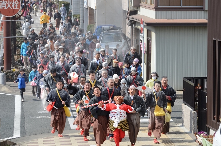 ▲逃跑中的赤鬼，隊伍非常浩浩蕩蕩。　圖：愛知縣東三河廣域觀光協議會／提供