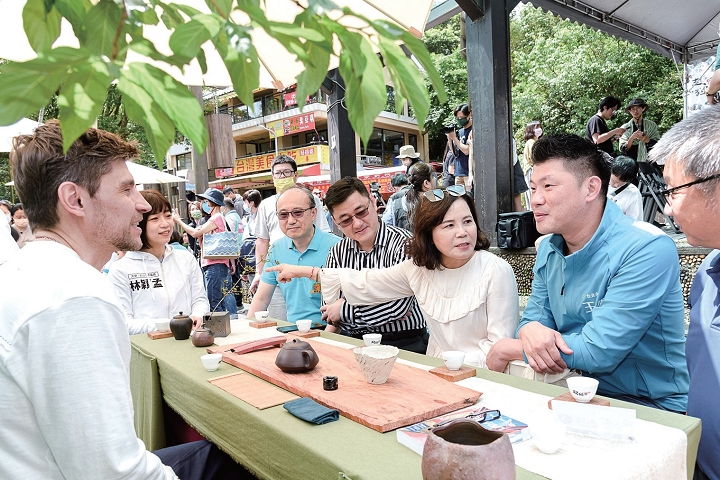 ▲俄羅斯籍茶師Denis為嘉賓奉上木柵鐵觀音茶。　圖：臺北市政府觀光傳播局╱提供
