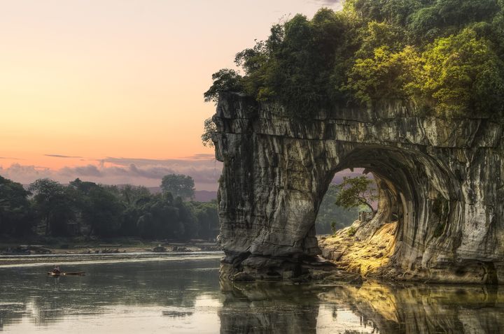 ▲搭乘遊船環視象鼻山，全視角收服美景。　圖：Shutterstock／來源