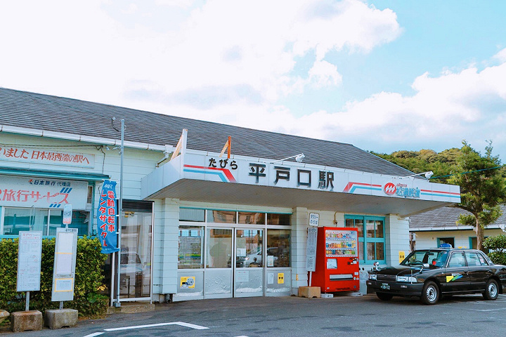 ▲田平平戶口站，最左上方白底紅字看板可看到日本最西端車站字眼。　圖：平戶觀光協會/提供