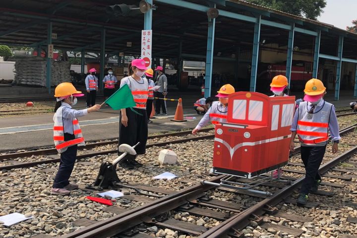 在林鐵的夏令營中，可以讓小朋友了解火車如何變換軌道。　圖：阿里山林鐵及文資處╱提供