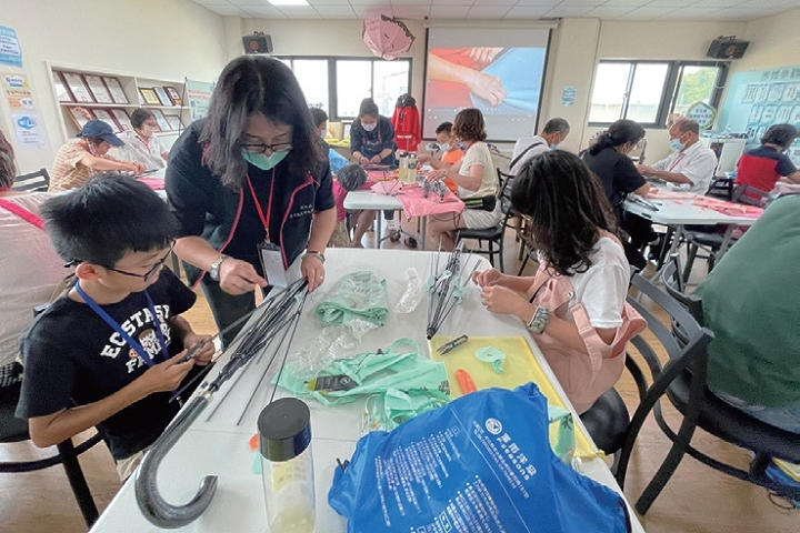 ▲每位遊客都十分認真的縫製雨傘。　圖：中彰區域觀光聯盟╱提供